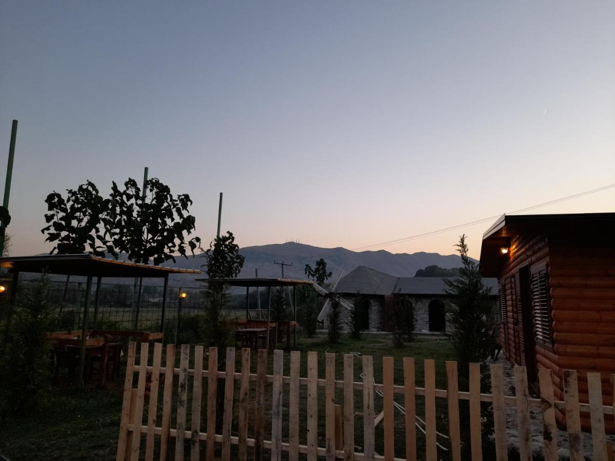 Windmill Shkodra Gesthouse Camping & Grill ภายนอก รูปภาพ